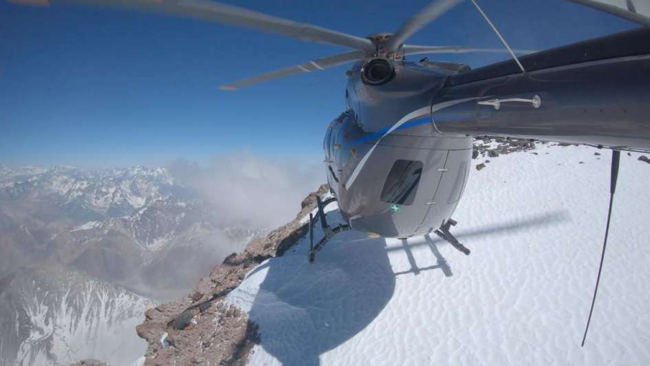 Por primera vez un helicóptero bimotor aterrizó en la cima del Aconcagua