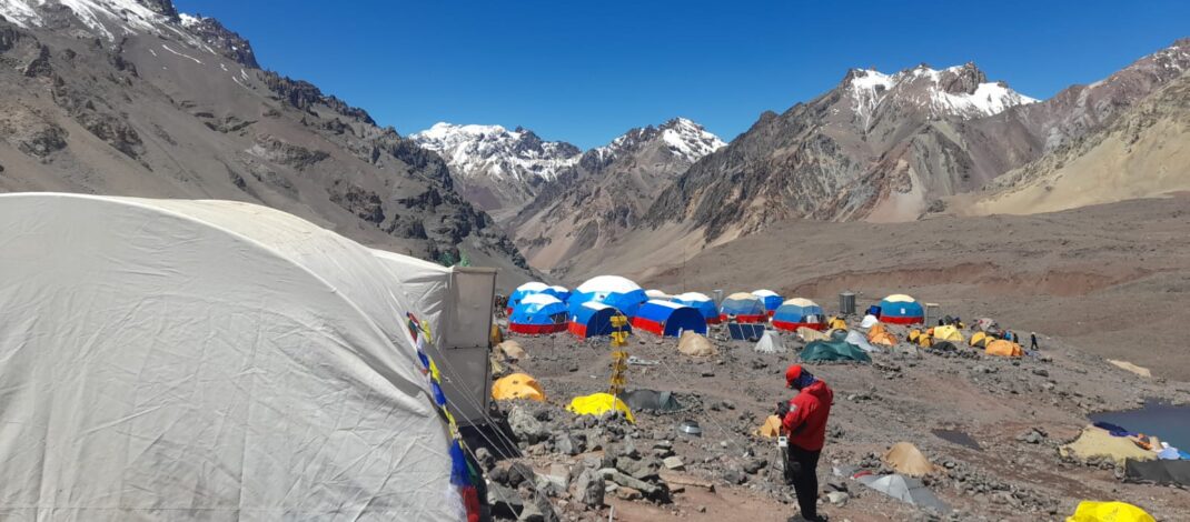 Un andinista ruso murió en el campamento Plaza de Mulas, en el cerro Aconcagua