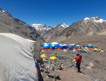 Un andinista ruso murió en el campamento Plaza de Mulas, en el cerro Aconcagua